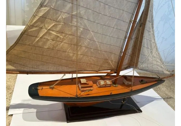Lindo Barco em madeira com 95, 00 cm de comprimento por 82, 00 de altura