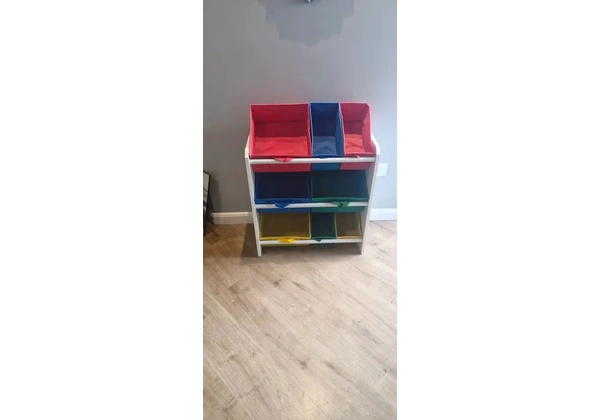 Organizador colorido para brinquedos.