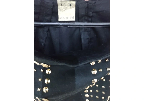 Saia preta com tachas douradas