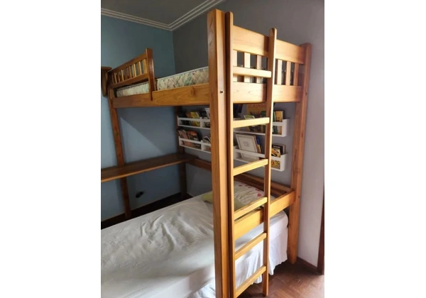 Cama alta solteiro de madeira com escrivaninha