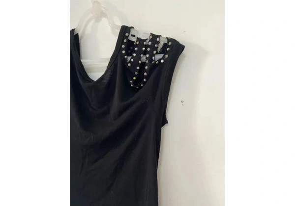 Blusa feminina de pedrinhas no ombro