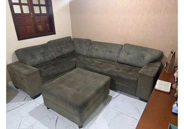 Sofá grande com puff que vira cama