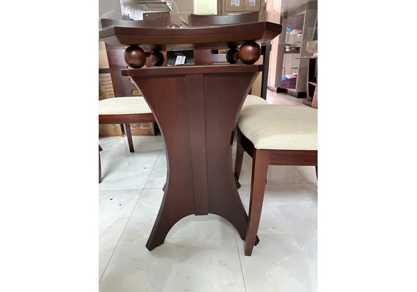 Mesa com tampo de vidro e 8 cadeiras