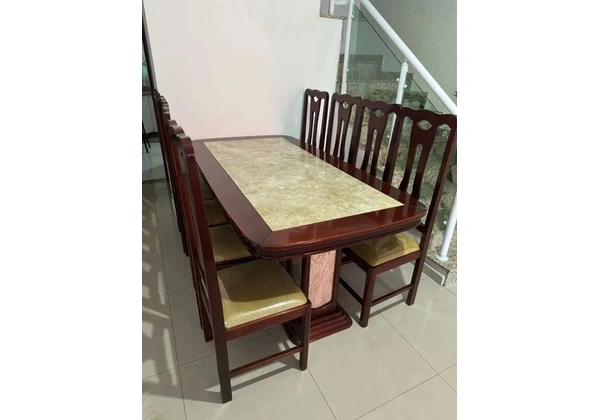 VENDO MESA COM 8 CADEIRAS
