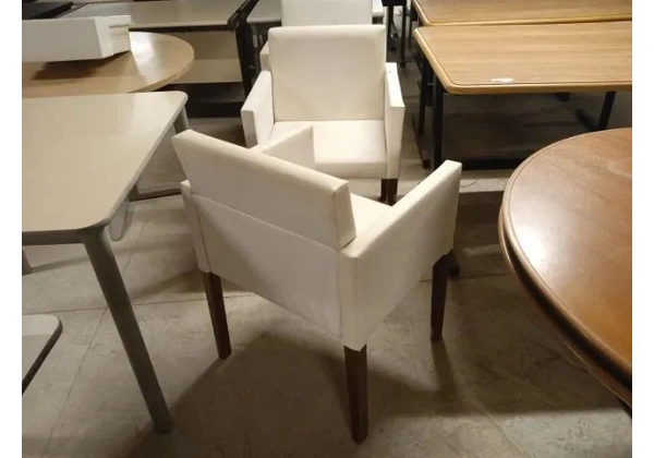 Poltrona fixa estofada c/ braços em Couro Ecológico / Tecido Bege 85 cm x 60 cm x 55 cm