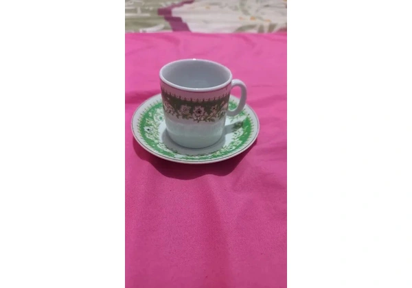 Jogo de porcelana com 5 xícaras, 5 pires (Made in China)