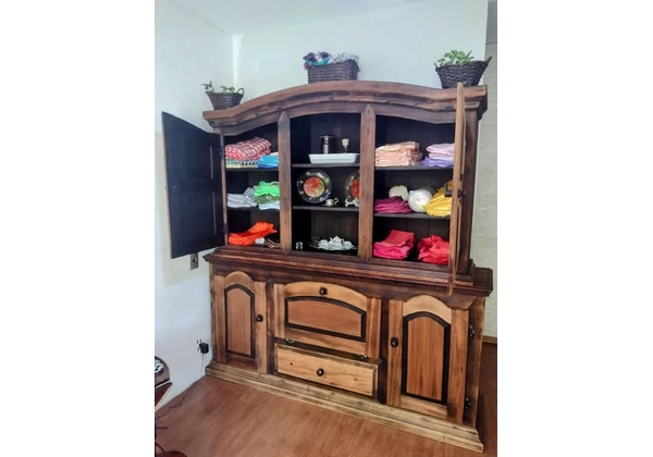 Arca/ buffet em madeira maciça