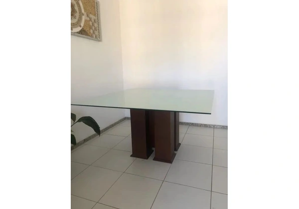 Mesa de jantar seminova.