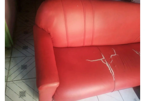 Sofá 4 lugares com marca de uso