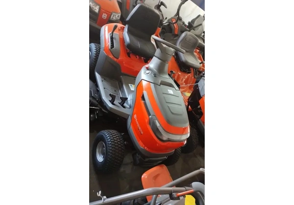 Trator corta grama Husqvarna TS 142 com coletor