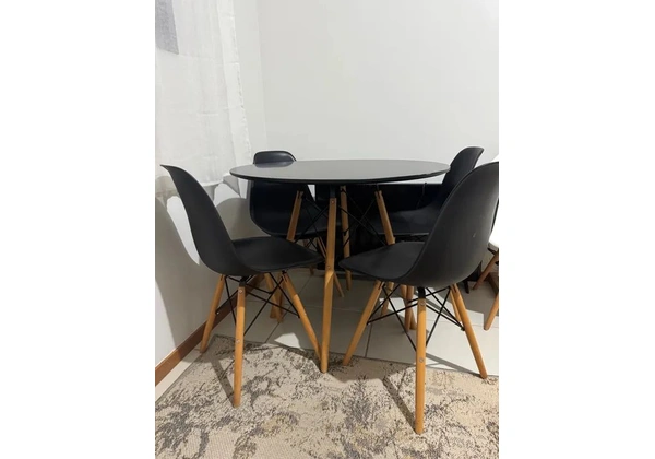 Kit mesa e 4 cadeiras eames
