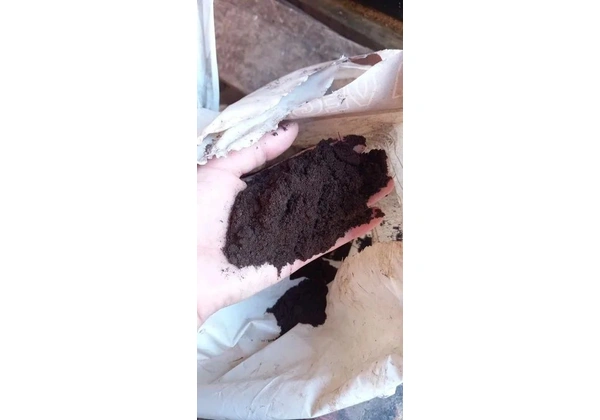 Pacote 20kg de Terra Vegetal Adubada, para Hortas e Canteiros Terra Preta