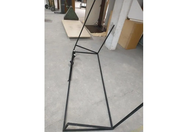 Suporte c/ luminária em Aço Preto 130 cm x 183 cm x 65 cm