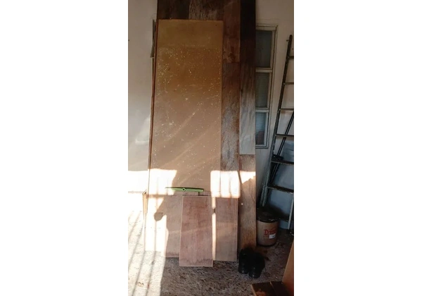 Venho uma plancha se mesa de madeira rústica