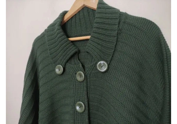 PONCHO lã ABERTO TAM M ( até Tam 48) 80, 00<br>Verde<br>Altura 84cm<br>Largura 1, 35cm