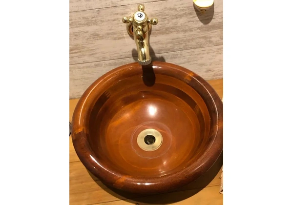 Cuba para lavabo em mogno com suporte em latão dourado