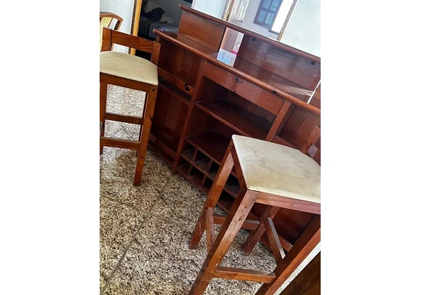 Barzinho lindo com 3 banquetas