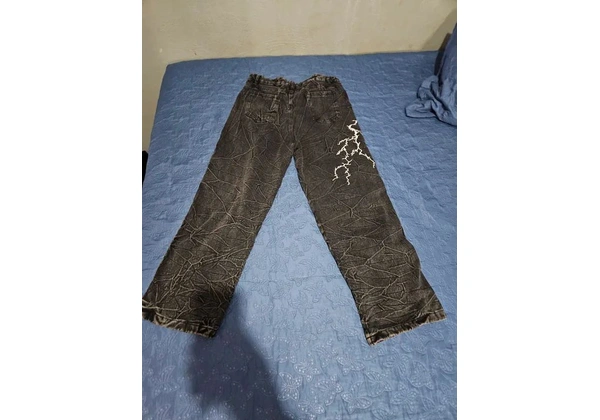 Calça com raios bordados