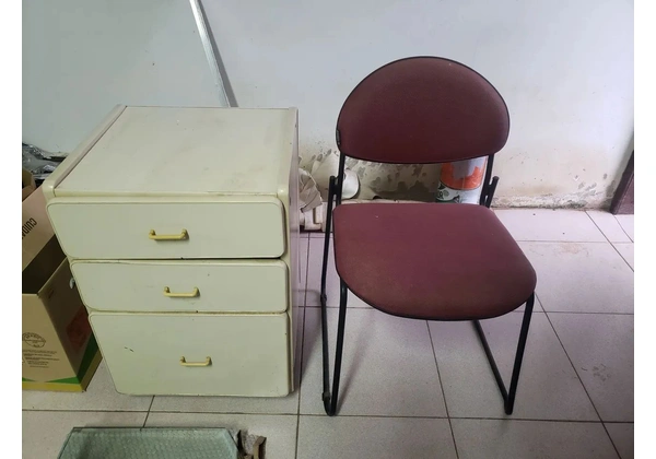 Cadeira e gaveteiro