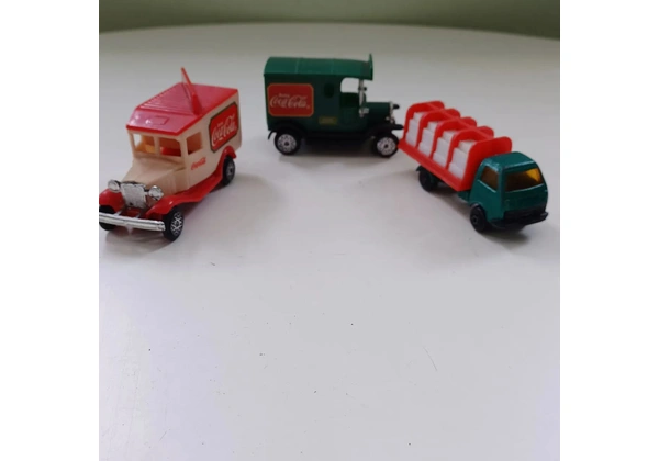 Miniaturas de caminhões da Coca Cola antigos