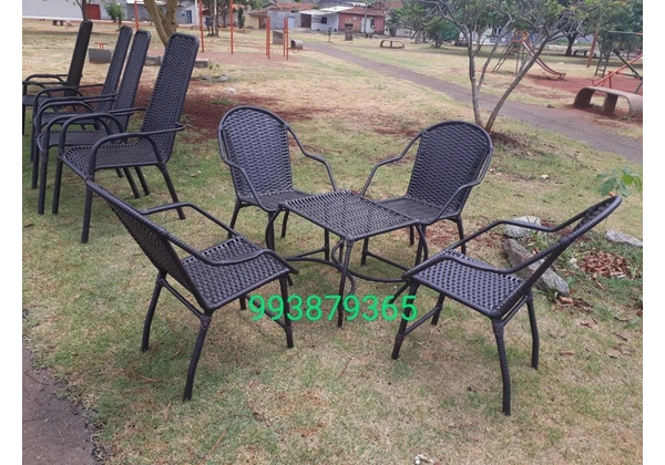 Conjunto de cadeiras de fibra sintética