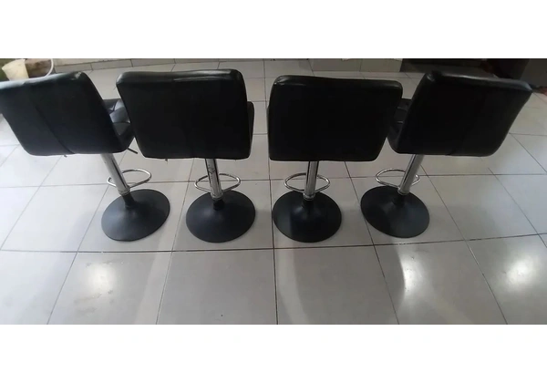 BANQUETAS COM ENCOSTO EM COURINO