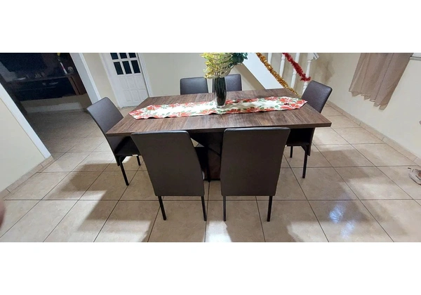 Conjunto de mesa e cadeira de jantar - cor tabaco.