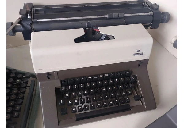 Máquina de escrever Remington antiga