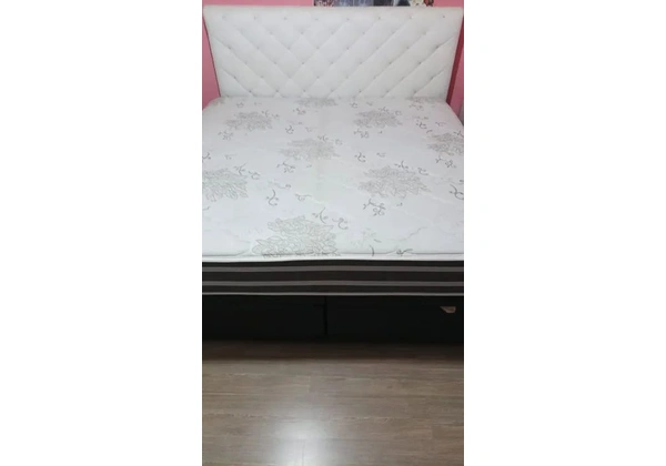 CAMA KING + CABECEIRA KORINO BRANCO COM PEROLAS