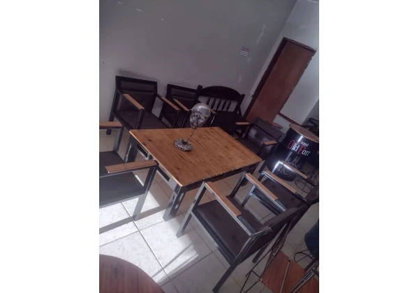 Conjunto de mesas e cadeiras para área externa