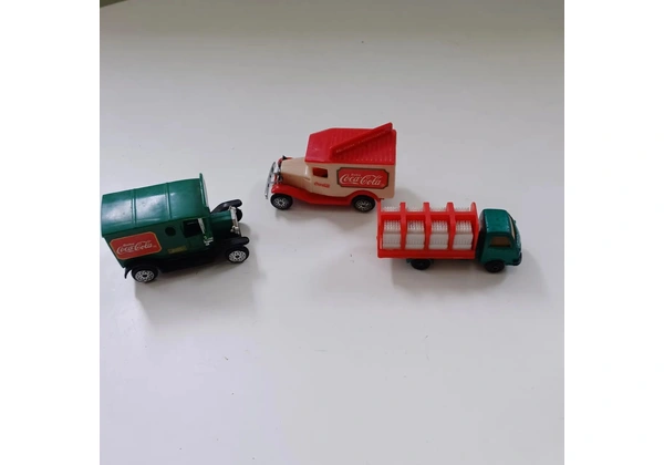 Miniaturas de caminhões da Coca Cola antigos