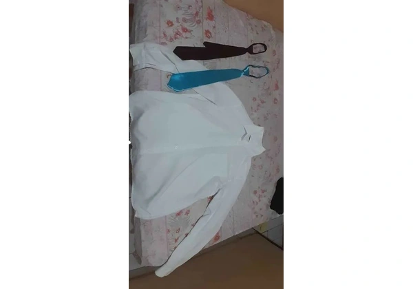 Camisa social branca + duas gravatas por apenas R$60