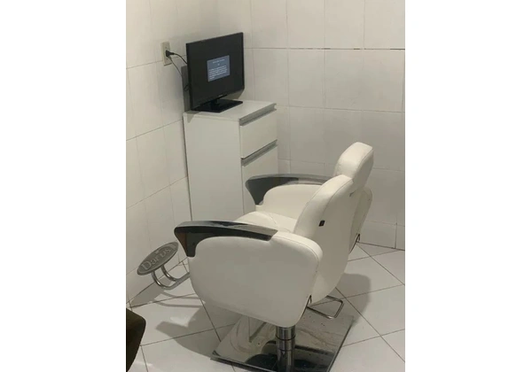 Cadeira para salão e barbearia semi nova