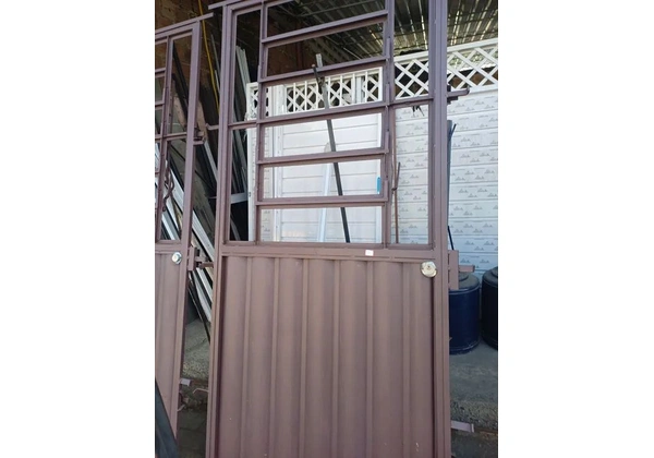 Urgente porta basculante nova 210/80, 210/90, ou 210/100 valor cada 750 reais.