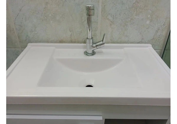 Gabinete de banheiro com torneira e espelheira