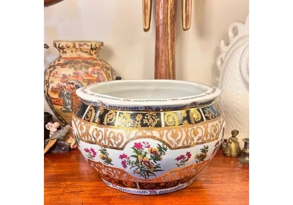 Grandioso cachepot em fina porcelana chinesa.