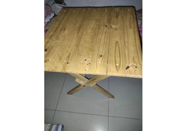 Mesa de pinus com 4 cadeiras