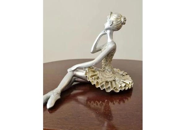Bailarina sentada.