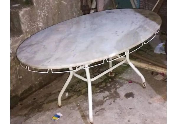 Mesa de mármore sem cadeira