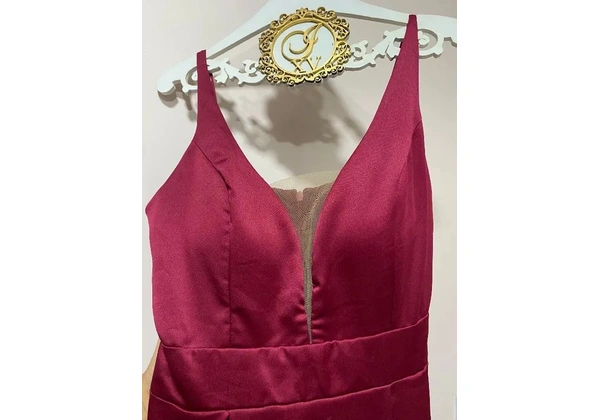Vestido longo vermelho com fenda para casamento ou formatura