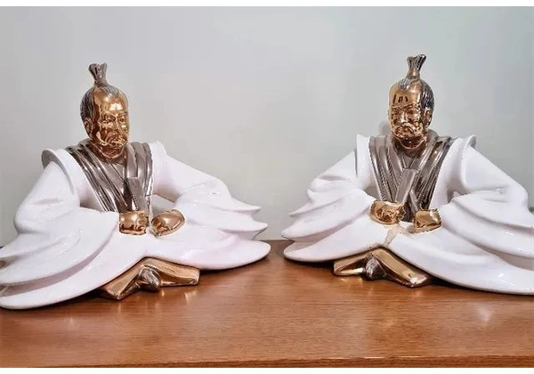 Antiguidade - Estatuetas em porcelana