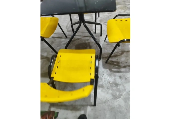 Vendo 3 mesas e 12 cadeiras plásticas, estrutura em aço galvanizado