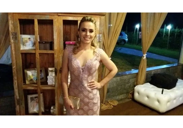 Maravilhoso vestido de festa, todo em renda e novíssimo. A cor é rosa seco e fica lindo!