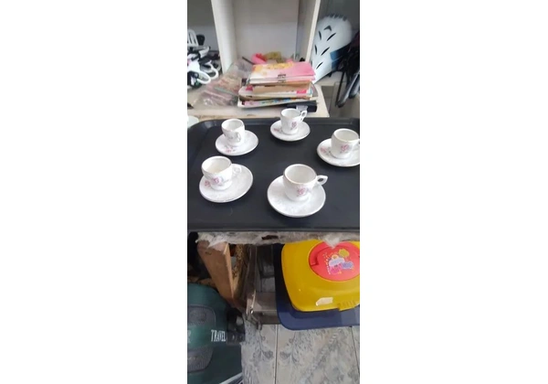 5 xícaras com borda dourada