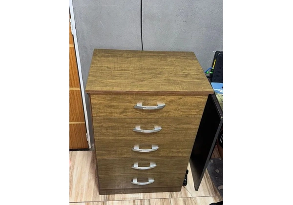 Cômoda de 5 gavetas