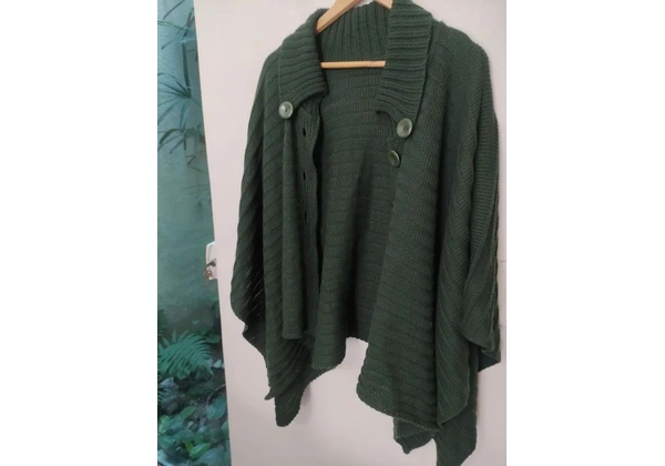 PONCHO lã ABERTO TAM M ( até Tam 48) 80, 00<br>Verde<br>Altura 84cm<br>Largura 1, 35cm