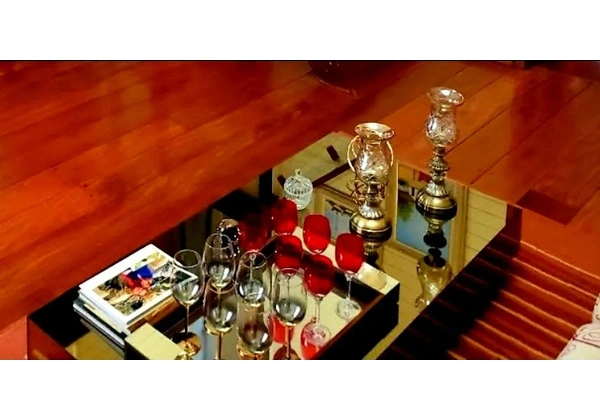 Mesa de centro espelhada. Moderna e luxuosa