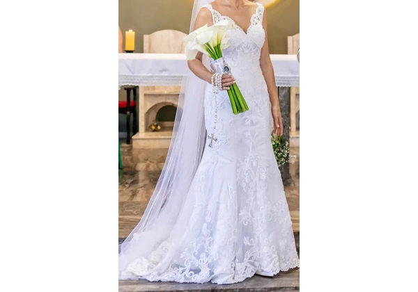 VENDO LUXUOSO VESTIDO DE NOIVA BORDADO. COROA E SAPATO INCLUÍDOS.