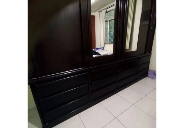 Lindo Guarda Roupas em Madeira