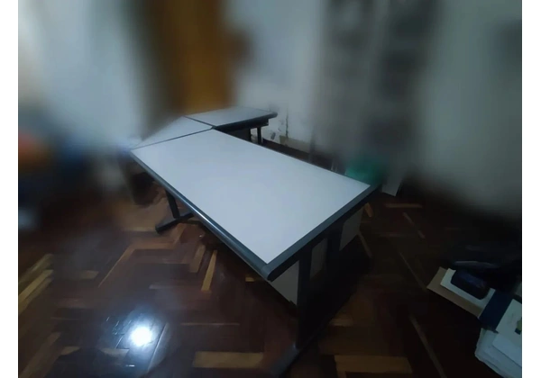 Escrivaninha/Mesa de escritório em L marca Projeto. Barata